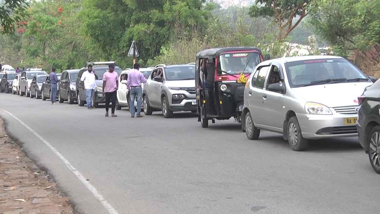 ನಂದಿ ಹಿಲ್ಸ್​ಗೆ ಆಗಮಿಸಿದ ಪ್ರವಾಸಿಗರ ಪರದಾಟ; 6 ಕಿಲೋಮೀಟರ್ ಟ್ರಾಫಿಕ್ ಜಾಮ್