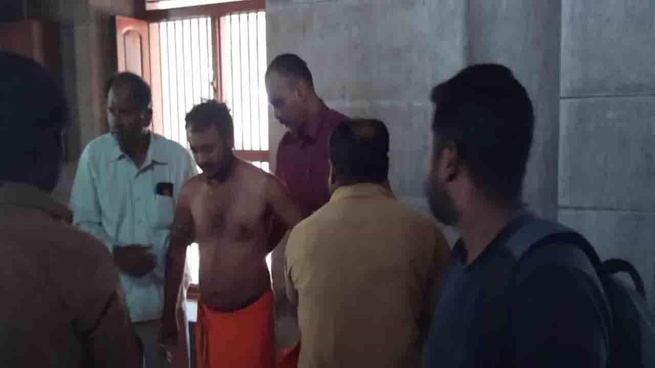 ಆ್ಯಸಿಡ್ ದಾಳಿಕೋರ ಸಿಕ್ಕಿಬಿದ್ದ! ಸ್ವಾಮೀಜಿ ವೇಷ ಧರಿಸಿಕೊಂಡಿದ್ದ ಆರೋಪಿ ನಾಗೇಶ ತಿರುವಣ್ಣಾಮಲೈನಲ್ಲಿ ಅರೆಸ್ಟ್ ಆಗಿದ್ದು ಹೇಗೆ? ಆ್ಯಸಿಡ್ ದಾಳಿಕೋರ ಸಿಕ್ಕಿಬಿದ್ದ! ಸ್ವಾಮೀಜಿ ವೇಷ ಧರಿಸಿಕೊಂಡಿದ್ದ ಆರೋಪಿ ನಾಗೇಶ ತಿರುವಣ್ಣಾಮಲೈನಲ್ಲಿ ಅರೆಸ್ಟ್ ಆಗಿದ್ದು ಹೇಗೆ?