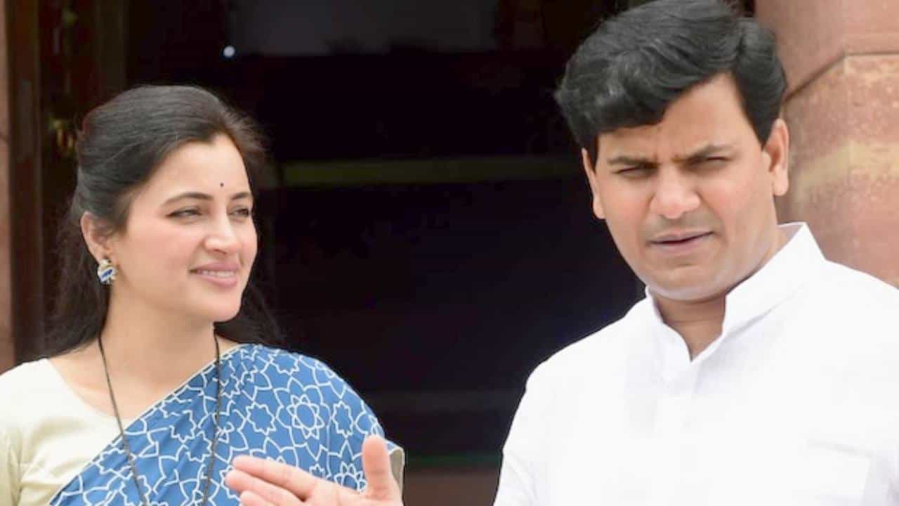 ಹನುಮಾನ್ ಚಾಲೀಸಾ ವಿವಾದ; ಸಂಸದೆ ನವನೀತ್ ರಾಣಾ-ಶಾಸಕ ರವಿ ರಾಣಾಗೆ ಅಂತೂ ಸಿಕ್ತು ಜಾಮೀನು, ಕೋರ್ಟ್ನಿಂದ ಎಚ್ಚರಿಕೆ ಹನುಮಾನ್ ಚಾಲೀಸಾ ವಿವಾದ; ಸಂಸದೆ ನವನೀತ್ ರಾಣಾ-ಶಾಸಕ ರವಿ ರಾಣಾಗೆ ಅಂತೂ ಸಿಕ್ತು ಜಾಮೀನು, ಕೋರ್ಟ್ನಿಂದ ಎಚ್ಚರಿಕೆ