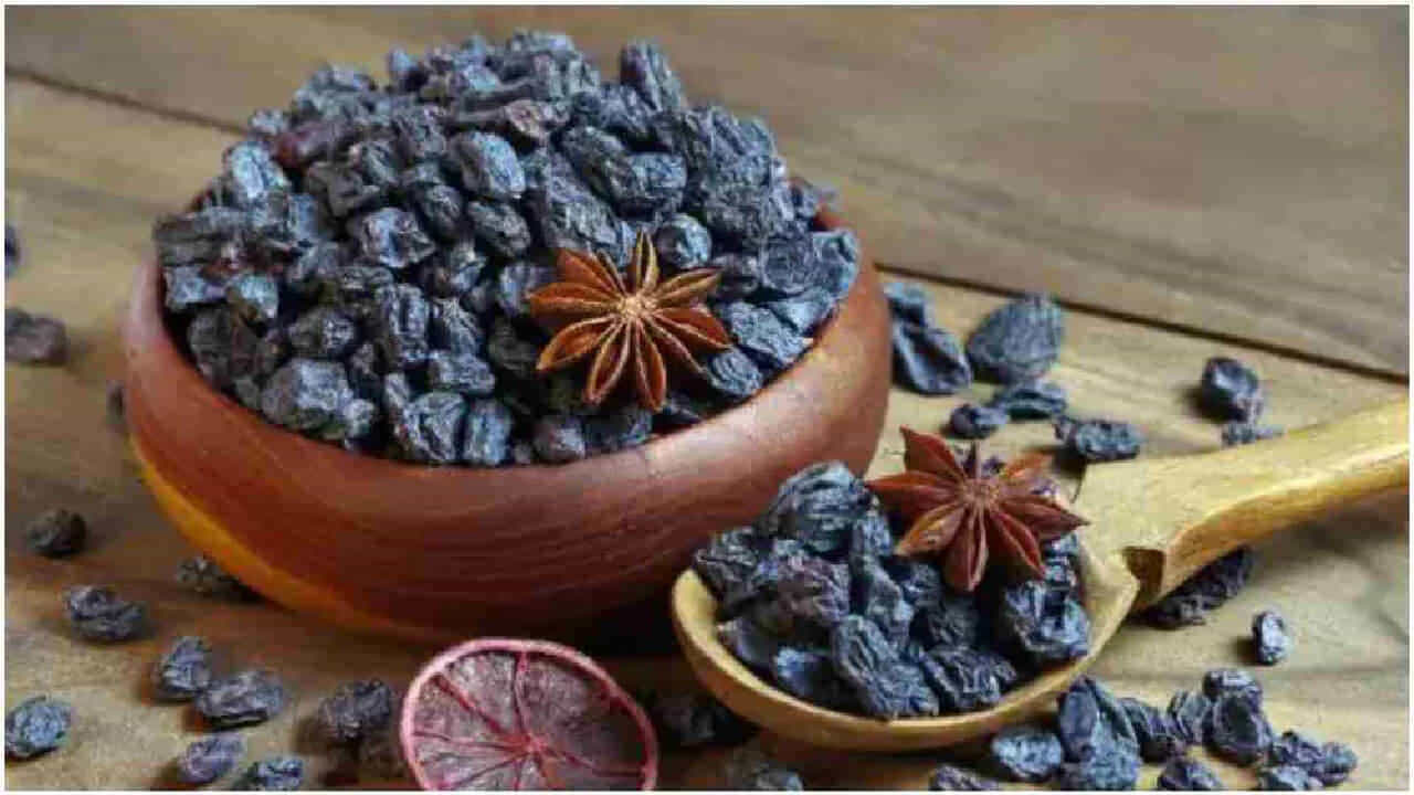 ಕಪ್ಪು ಒಣದ್ರಾಕ್ಷಿಯನ್ನು ಸೇವಿಸಿ ಈ ರೋಗಗಳಿಂದ ಸದಾ ದೂರವಿರಿ ಕಪ್ಪು ಒಣದ್ರಾಕ್ಷಿಯನ್ನು ಸೇವಿಸಿ ಈ ರೋಗಗಳಿಂದ ಸದಾ ದೂರವಿರಿ