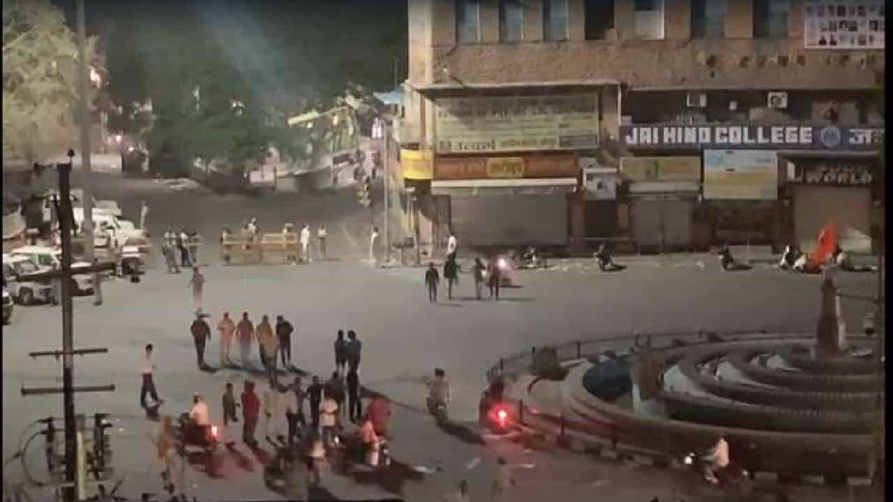 Jodhpur Clash: ಈದ್ ವೇಳೆ ಜೋಧ್ಪುರದಲ್ಲಿ 2 ಸಮುದಾಯಗಳ ನಡುವೆ ಘರ್ಷಣೆ, ಕಲ್ಲು ತೂರಾಟ; ಇಂಟರ್ನೆಟ್ ಸೇವೆ ಸ್ಥಗಿತ Jodhpur Clash: ಈದ್ ವೇಳೆ ಜೋಧ್ಪುರದಲ್ಲಿ 2 ಸಮುದಾಯಗಳ ನಡುವೆ ಘರ್ಷಣೆ, ಕಲ್ಲು ತೂರಾಟ; ಇಂಟರ್ನೆಟ್ ಸೇವೆ ಸ್ಥಗಿತ