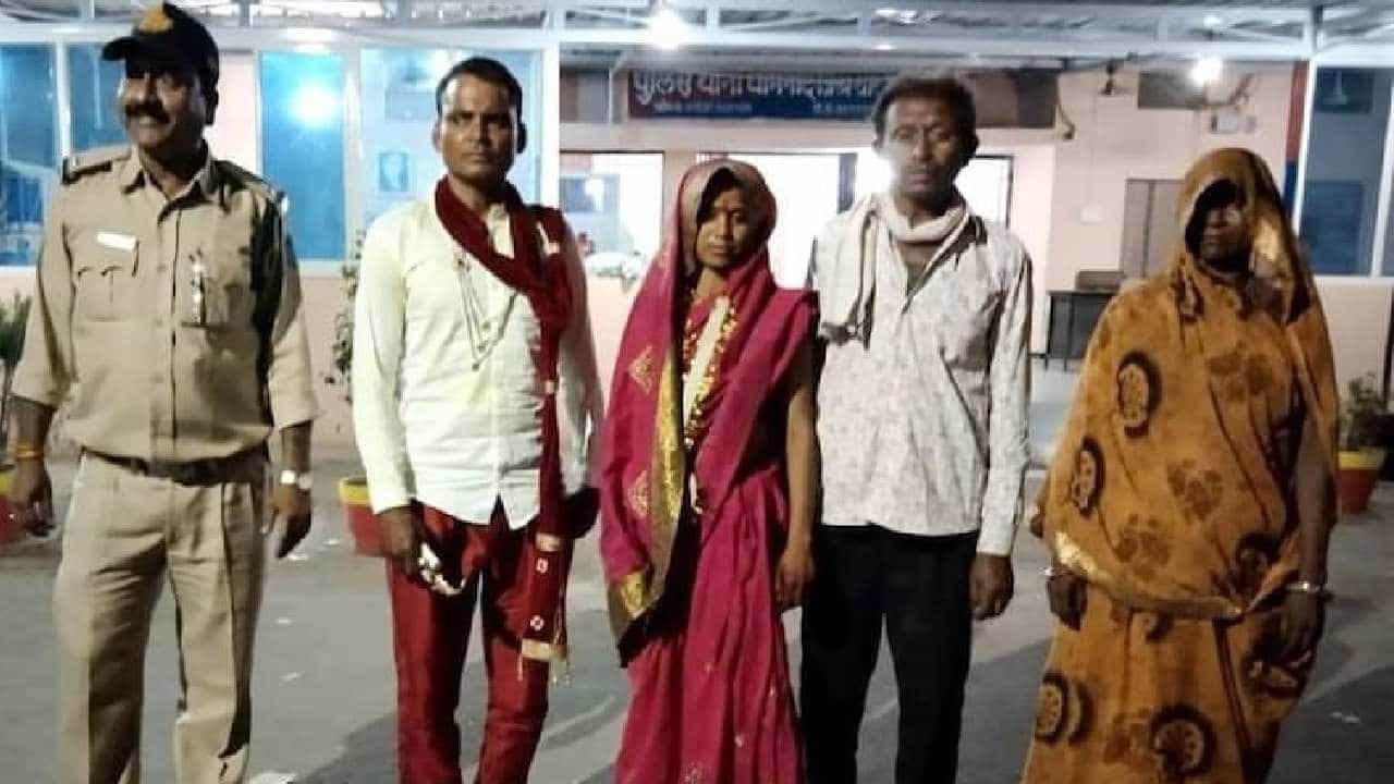 Viral News: ಮದುಮಗ ಶೇರ್ವಾನಿ ಧರಿಸಿದ್ದೇ ತಪ್ಪಾಯ್ತು!; ಮಂಟಪದಲ್ಲಿ ಕಲ್ಲಿನಿಂದ ಹೊಡೆದು ವಧುವಿನ ಮನೆಯವರ ಗಲಾಟೆ Viral News: ಮದುಮಗ ಶೇರ್ವಾನಿ ಧರಿಸಿದ್ದೇ ತಪ್ಪಾಯ್ತು!; ಮಂಟಪದಲ್ಲಿ ಕಲ್ಲಿನಿಂದ ಹೊಡೆದು ವಧುವಿನ ಮನೆಯವರ ಗಲಾಟೆ