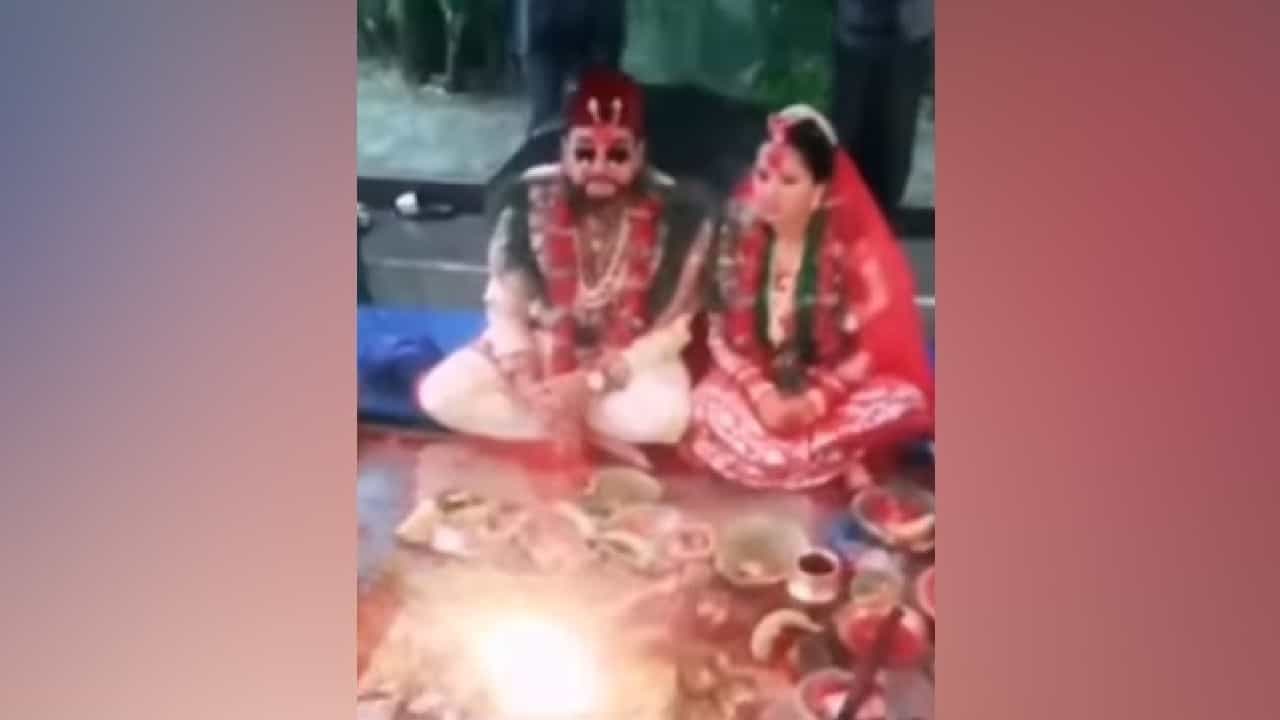 Viral Video: ಮಳೆ ನೀರು ತುಂಬಿದ್ದ ಮಂಟಪದಲ್ಲೇ ಸಪ್ತಪದಿ ತುಳಿದ ದಂಪತಿ; ವೈರಲ್ ಆಯ್ತು ವಿಡಿಯೋ Viral Video: ಮಳೆ ನೀರು ತುಂಬಿದ್ದ ಮಂಟಪದಲ್ಲೇ ಸಪ್ತಪದಿ ತುಳಿದ ದಂಪತಿ; ವೈರಲ್ ಆಯ್ತು ವಿಡಿಯೋ