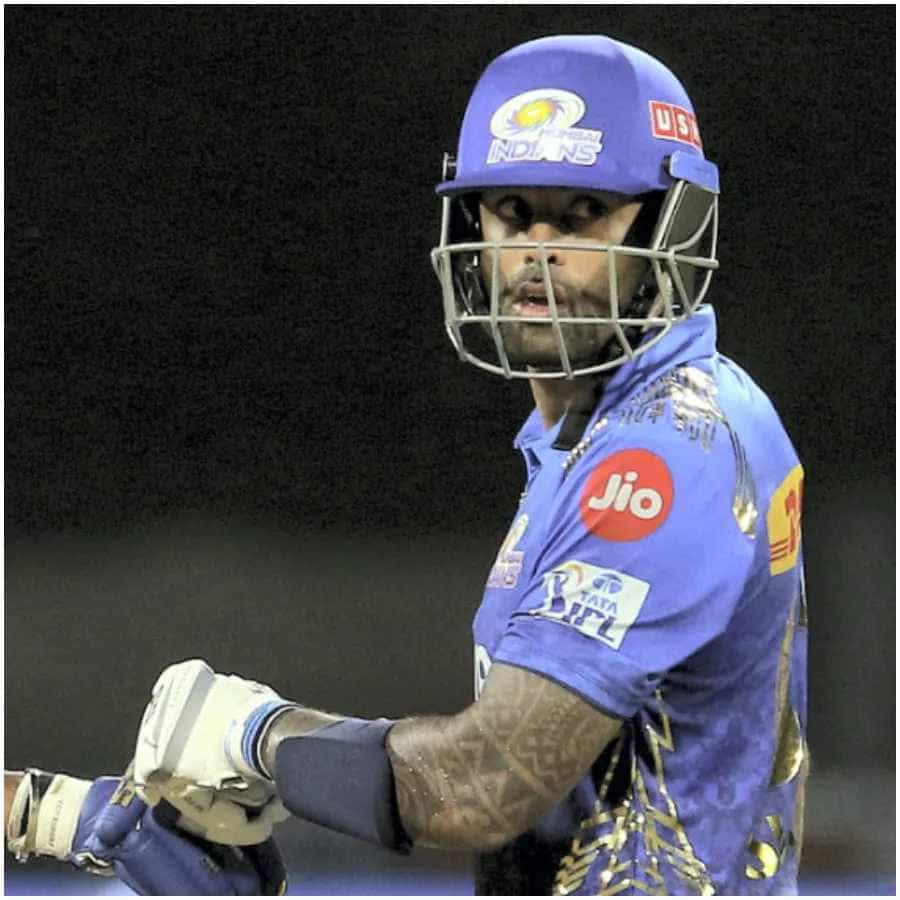 ಐಪಿಎಲ್ 2022 ರಲ್ಲಿ ಮೊದಲ 8 ಪಂದ್ಯಗಳಲ್ಲಿ ಸೋತ ನಂತರ, ಮುಂಬೈ ಇಂಡಿಯನ್ಸ್ ತಂಡವು ಎರಡು ಪಂದ್ಯಗಳನ್ನು ಗೆದ್ದಿದೆ. ಆದರೆ ಈಗ ಈ ತಂಡಕ್ಕೆ ಮತ್ತೊಂದು ದೊಡ್ಡ ಹಿನ್ನಡೆಯಾಗಿದೆ. ಮುಂಬೈ ಇಂಡಿಯನ್ಸ್ನ ಮ್ಯಾಚ್ ವಿನ್ನಿಂಗ್ ಬ್ಯಾಟ್ಸ್ಮನ್ ಸೂರ್ಯಕುಮಾರ್ ಯಾದವ್ ಐಪಿಎಲ್ 2022 ರಿಂದ ಹೊರಗುಳಿದಿದ್ದಾರೆ.