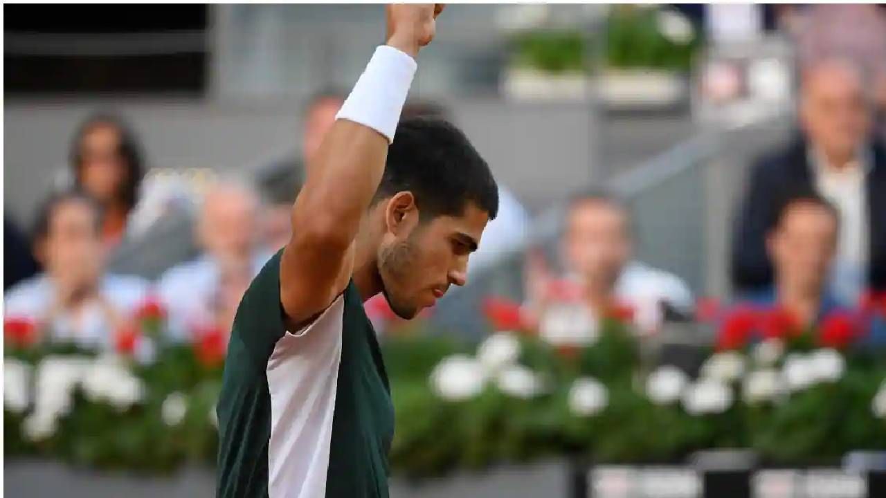 ಟೆನಿಸ್ ಅಂಗಳದ ಅಂಗಳದ ಅತಿರಥ ಮಹಾರಥರು ಎನಿಸಿಕೊಂಡಿರುವ ರೆಫಲ್ ನಡಾಲ್, ನೊವಾಕ್ ಜೊಕೊವಿಚ್​ರಂತಹ ಆಟಗಾರರನ್ನು ಸೋಲಿಸಿ 19 ವರ್ಷದ ಕಾರ್ಲೋಸ್ ಅಲ್ಕರಾಜ್ ಮ್ಯಾಡ್ರಿಡ್​ ಓಪನ್​ ಚಾಂಪಿಯನ್​ ಎನಿಸಿಕೊಂಡಿದ್ದಾರೆ. ಫೈನಲ್ ಪಂದ್ಯದಲ್ಲಿ ಅಲೆಕ್ಸಾಂಡರ್ ಜ್ವೆರೆವ್ ಅವರನ್ನು 6-3, 6-1 ರ ನೇರ ಸೆಟ್​ಗಳ ಮೂಲಕ ಸೋಲಿಸಿ ಸ್ಪೆನ್ ಅಂಗಳದ ಹೊಸ ಟೆನಿಸ್ ತಾರೆಯಾಗಿ ಕಾರ್ಲೋಸ್ ಕಾಣಿಸಿಕೊಂಡಿದ್ದಾರೆ.