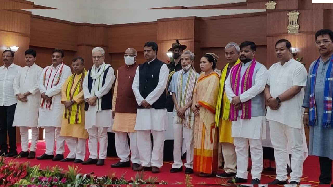 Tripura Cabinet: ತ್ರಿಪುರಾದಲ್ಲಿ ಸಚಿವ ಸಂಪುಟ ರಚನೆ; 11 ನೂತನ ಮಂತ್ರಿಗಳ ಪ್ರಮಾಣವಚನ ಸ್ವೀಕಾರ Tripura Cabinet: ತ್ರಿಪುರಾದಲ್ಲಿ ಸಚಿವ ಸಂಪುಟ ರಚನೆ; 11 ನೂತನ ಮಂತ್ರಿಗಳ ಪ್ರಮಾಣವಚನ ಸ್ವೀಕಾರ