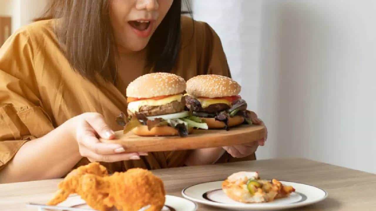 Binge Eating: ಅತಿಯಾಗಿ ತಿನ್ನುವುದಕ್ಕೆ ಕಾರಣವೇನು? ತಪ್ಪಿಸುವುದು ಹೇಗೆ? Binge Eating: ಅತಿಯಾಗಿ ತಿನ್ನುವುದಕ್ಕೆ ಕಾರಣವೇನು? ತಪ್ಪಿಸುವುದು ಹೇಗೆ?