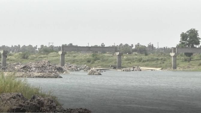 ಶಾಲೆಗೆ ಹೋಗಬೇಕಾದರೆ ತೆಪ್ಪಗಳೇ ವಾಹನ, 
