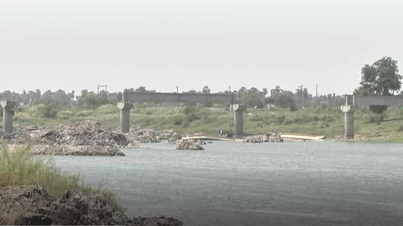 ಶಾಲೆಗೆ ಹೋಗಬೇಕಾದರೆ ತೆಪ್ಪಗಳೇ ವಾಹನ, ರಾಜ್ಯದಿಂದ ಕೈಬಿಡಿ, ನಾವು ತೆಲಂಗಾಣಕ್ಕೆ ಸೇರಿಕೊಳ್ತಿವಿ: ಜನಾಕ್ರೋಶ