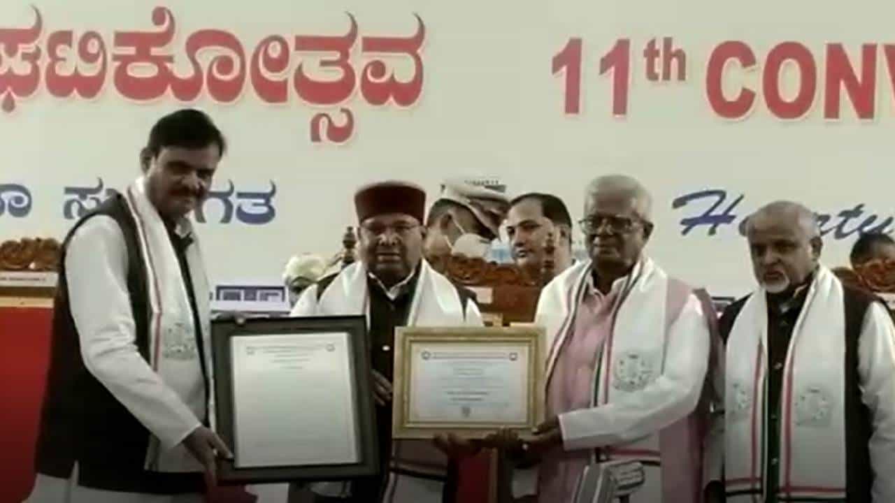 ತೋಟಗಾರಿಕಾ ವಿವಿಯ 11ನೇ ಘಟಿಕೋತ್ಸವ: ರೈತ ಏಕಾಂತಯ್ಯ ಅವರಿಗೆ ಡಾಕ್ಟರೇಟ್ ಪದವಿ ಪ್ರದಾನ ಮಾಡಿದ ರಾಜ್ಯಪಾಲ ತೋಟಗಾರಿಕಾ ವಿವಿಯ 11ನೇ ಘಟಿಕೋತ್ಸವ: ರೈತ ಏಕಾಂತಯ್ಯ ಅವರಿಗೆ ಡಾಕ್ಟರೇಟ್ ಪದವಿ ಪ್ರದಾನ ಮಾಡಿದ ರಾಜ್ಯಪಾಲ