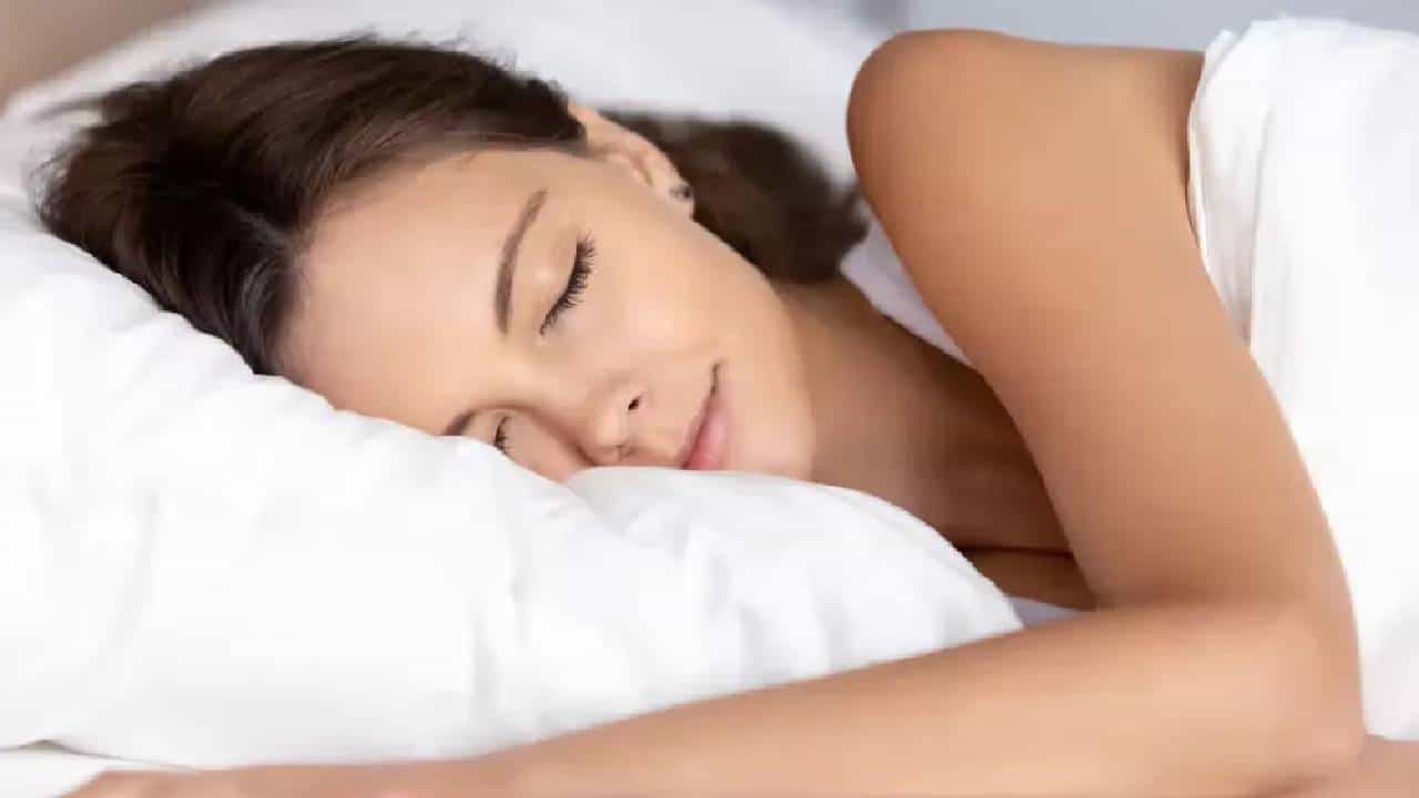 Better Sleep: ಹೀಗೆ ಮಾಡಿ, ರಾತ್ರಿ ನಿದ್ರಾದೇವತೆ ನಿಮ್ಮನ್ನು ಸದ್ದಿಲ್ಲದೆ ಹೇಗೆ ಆವರಿಸುತ್ತಾಳೆ ನೋಡಿ Better Sleep: ಹೀಗೆ ಮಾಡಿ, ರಾತ್ರಿ ನಿದ್ರಾದೇವತೆ ನಿಮ್ಮನ್ನು ಸದ್ದಿಲ್ಲದೆ ಹೇಗೆ ಆವರಿಸುತ್ತಾಳೆ ನೋಡಿ
