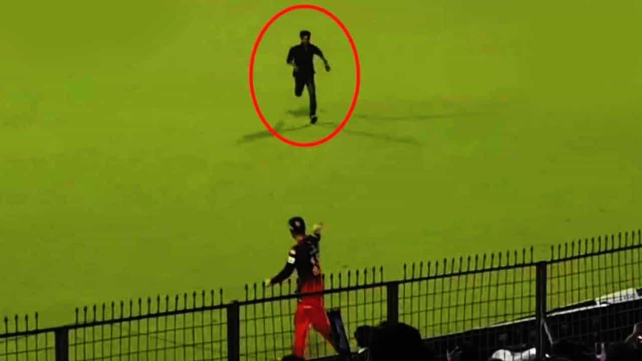 Virat Kohli: ಮೈದಾನಕ್ಕೆ ನುಗ್ಗಿದ ಕೊಹ್ಲಿಯ ಅಭಿಮಾನಿ: ಆಮೇಲೆ ಆಗಿದ್ದೇನು? Virat Kohli: ಮೈದಾನಕ್ಕೆ ನುಗ್ಗಿದ ಕೊಹ್ಲಿಯ ಅಭಿಮಾನಿ: ಆಮೇಲೆ ಆಗಿದ್ದೇನು?