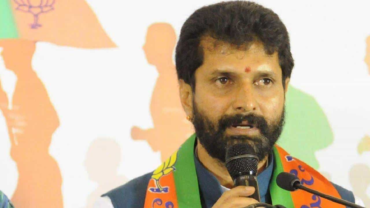 ಕಾಂಗ್ರೆಸ್ನವರು ಒಂದು ಕುಟುಂಬಕ್ಕೆ ಒಂದು ಟಿಕೆಟ್ ಅಂತಿದ್ದಾರೆ, ಅದಕ್ಕೆ ಬೈಪಾಸ್ ದಾರಿಯನ್ನೂ ಹುಡುಕಿಕೊಂಡಿದ್ದಾರೆ: ಸಿ.ಟಿ.ರವಿ ಹೇಳಿಕೆ ಕಾಂಗ್ರೆಸ್ನವರು ಒಂದು ಕುಟುಂಬಕ್ಕೆ ಒಂದು ಟಿಕೆಟ್ ಅಂತಿದ್ದಾರೆ, ಅದಕ್ಕೆ ಬೈಪಾಸ್ ದಾರಿಯನ್ನೂ ಹುಡುಕಿಕೊಂಡಿದ್ದಾರೆ: ಸಿ.ಟಿ.ರವಿ ಹೇಳಿಕೆ