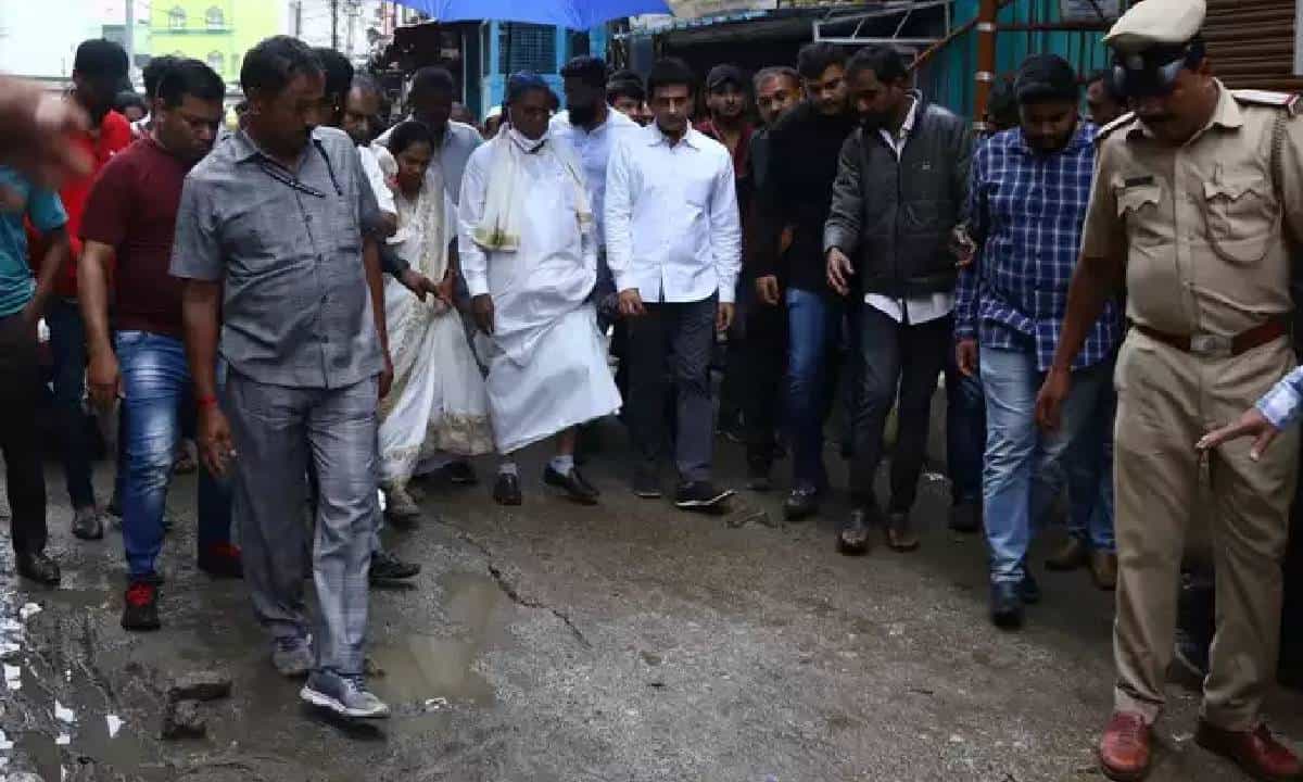 ಮಳೆ ಹಾನಿ ಪ್ರದೇಶಗಳಿಗೆ ವಿಪಕ್ಷ ನಾಯಕ ಭೇಟಿ: ಸರ್ಕಾರದ ವಿರುದ್ಧ ವಾಗ್ದಾಳಿ ನಡೆಸಿದ ಸಿದ್ದರಾಮಯ್ಯ ಮಳೆ ಹಾನಿ ಪ್ರದೇಶಗಳಿಗೆ ವಿಪಕ್ಷ ನಾಯಕ ಭೇಟಿ: ಸರ್ಕಾರದ ವಿರುದ್ಧ ವಾಗ್ದಾಳಿ ನಡೆಸಿದ ಸಿದ್ದರಾಮಯ್ಯ