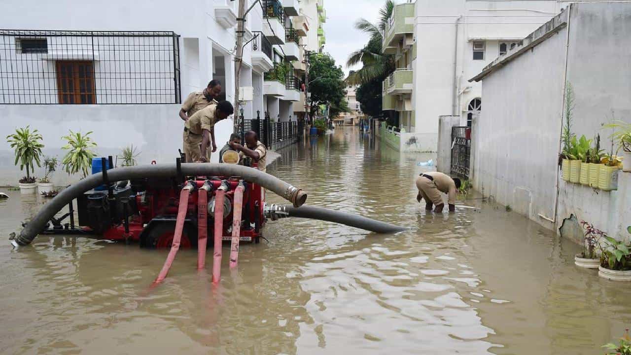 Bengaluru Rain: ಮನೆಗೆ ನುಗ್ಗಿದ ಮಳೆ ನೀರು: ಪರೀಕ್ಷೆಯಲ್ಲಿ ಶೇ.96 ಅಂಕ ಗಳಿಸಿದ ವಿದ್ಯಾರ್ಥಿಗಿಲ್ಲ ಸಂಭ್ರಮ Bengaluru Rain: ಮನೆಗೆ ನುಗ್ಗಿದ ಮಳೆ ನೀರು: ಪರೀಕ್ಷೆಯಲ್ಲಿ ಶೇ.96 ಅಂಕ ಗಳಿಸಿದ ವಿದ್ಯಾರ್ಥಿಗಿಲ್ಲ ಸಂಭ್ರಮ