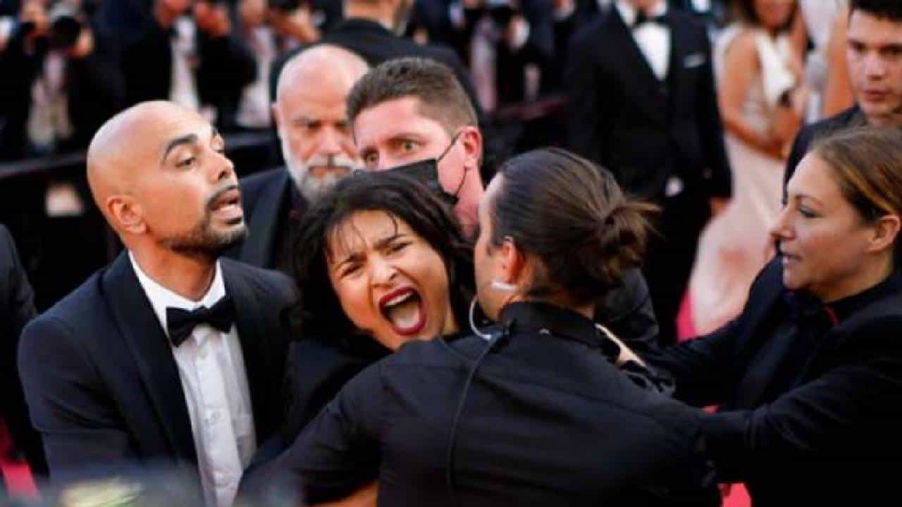 Viral Video: ಛಾಯಾಗ್ರಾಹಕರ ಮುಂದೆ ಕಿರುಚುತ್ತಾ ಅರೆ ಬೆತ್ತಲೆಯಾದ ಮಹಿಳೆ: ಮುಂದೆ ಆಗಿದ್ದೇನು? Viral Video: ಛಾಯಾಗ್ರಾಹಕರ ಮುಂದೆ ಕಿರುಚುತ್ತಾ ಅರೆ ಬೆತ್ತಲೆಯಾದ ಮಹಿಳೆ: ಮುಂದೆ ಆಗಿದ್ದೇನು?