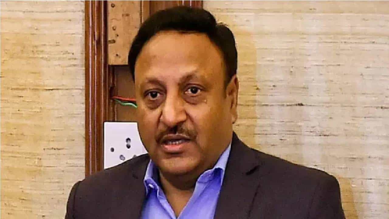 Chief Election Commissioner: ದೇಶದ 25ನೇ ಮುಖ್ಯ ಚುನಾವಣಾ ಆಯುಕ್ತರಾಗಿ ಅಧಿಕಾರ ಸ್ವೀಕರಿಸಿದ ರಾಜೀವ್ ಕುಮಾರ್ Chief Election Commissioner: ದೇಶದ 25ನೇ ಮುಖ್ಯ ಚುನಾವಣಾ ಆಯುಕ್ತರಾಗಿ ಅಧಿಕಾರ ಸ್ವೀಕರಿಸಿದ ರಾಜೀವ್ ಕುಮಾರ್