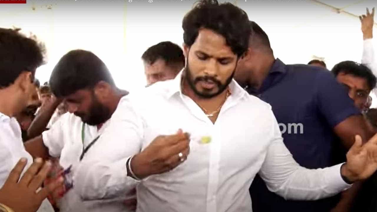 ನೆಲಮಂಗಲ: ಅಡುಗೆ ಸಿದ್ಧತೆ ವೀಕ್ಷಿಸಲು ಬಂದ ನಿಖಿಲ್ ಕುಮಾರಸ್ವಾಮಿ ಕೇಸರಿ ಬಾತ್ ರುಚಿ ನೋಡಿ ಭೇಷ್ ಅಂದರು! ನೆಲಮಂಗಲ: ಅಡುಗೆ ಸಿದ್ಧತೆ ವೀಕ್ಷಿಸಲು ಬಂದ ನಿಖಿಲ್ ಕುಮಾರಸ್ವಾಮಿ ಕೇಸರಿ ಬಾತ್ ರುಚಿ ನೋಡಿ ಭೇಷ್ ಅಂದರು!