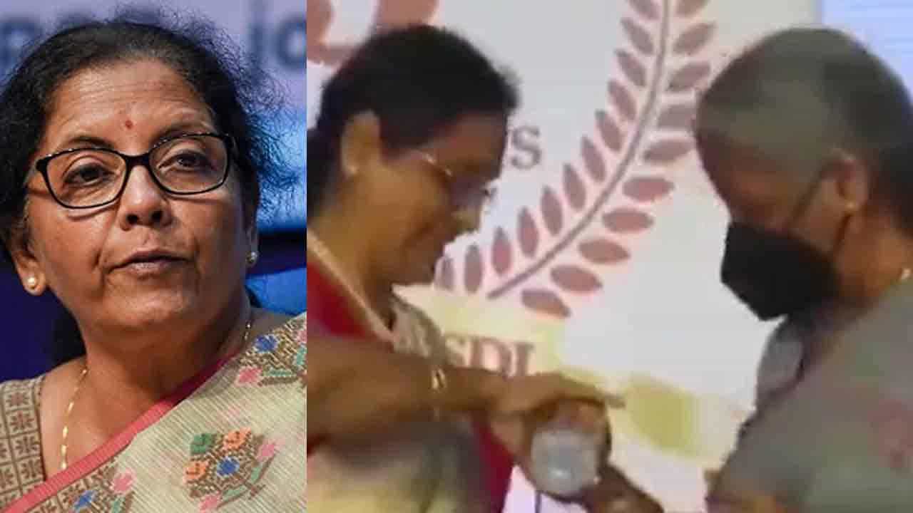 ಜನಮನ ಗೆದ್ದ ಸದ್ಭಾವನೆ: ಭಾಷಣದ ವೇಳೆ ನೀರು ಕೇಳಿದ ಅಧಿಕಾರಿಗೆ ಕುಡಿಯುವ ನೀರು ಕೊಟ್ಟ ವಿತ್ತ ಸಚಿವೆ ನಿರ್ಮಲಾ ಸೀತಾರಾಮನ್ ಜನಮನ ಗೆದ್ದ ಸದ್ಭಾವನೆ: ಭಾಷಣದ ವೇಳೆ ನೀರು ಕೇಳಿದ ಅಧಿಕಾರಿಗೆ ಕುಡಿಯುವ ನೀರು ಕೊಟ್ಟ ವಿತ್ತ ಸಚಿವೆ ನಿರ್ಮಲಾ ಸೀತಾರಾಮನ್