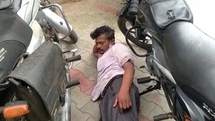 ಬೆಳಗಾವಿಯಲ್ಲಿ ತಹಶೀಲ್ದಾರ್ ಕಚೇರಿ ಮುಂದೆ ಕಂಠಪೂರ್ತಿ ಕುಡಿದು ಮಲಗಿದ ಗ್ರಾಮಲೆಕ್ಕಾಧಿಕಾರಿ; ದುರ್ವರ್ತನೆ ವಿಡಿಯೋ ಇಲ್ಲಿದೆ ಬೆಳಗಾವಿಯಲ್ಲಿ ತಹಶೀಲ್ದಾರ್ ಕಚೇರಿ ಮುಂದೆ ಕಂಠಪೂರ್ತಿ ಕುಡಿದು ಮಲಗಿದ ಗ್ರಾಮಲೆಕ್ಕಾಧಿಕಾರಿ; ದುರ್ವರ್ತನೆ ವಿಡಿಯೋ ಇಲ್ಲಿದೆ