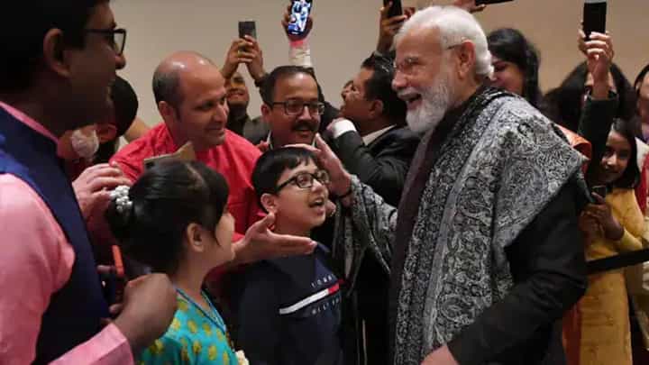 ಜರ್ಮನಿಯಲ್ಲಿ ಪುಟ್ಟ ಬಾಲಕನೊಬ್ಬ ಪ್ರಧಾನಿ ಮೋದಿ ಮುಂದೆ ದೇಶಭಕ್ತಿ ಗೀತೆ ಹಾಡಿ ಅವರ ಮನಸೂರೆಗೊಂಡ! ಜರ್ಮನಿಯಲ್ಲಿ ಪುಟ್ಟ ಬಾಲಕನೊಬ್ಬ ಪ್ರಧಾನಿ ಮೋದಿ ಮುಂದೆ ದೇಶಭಕ್ತಿ ಗೀತೆ ಹಾಡಿ ಅವರ ಮನಸೂರೆಗೊಂಡ!
