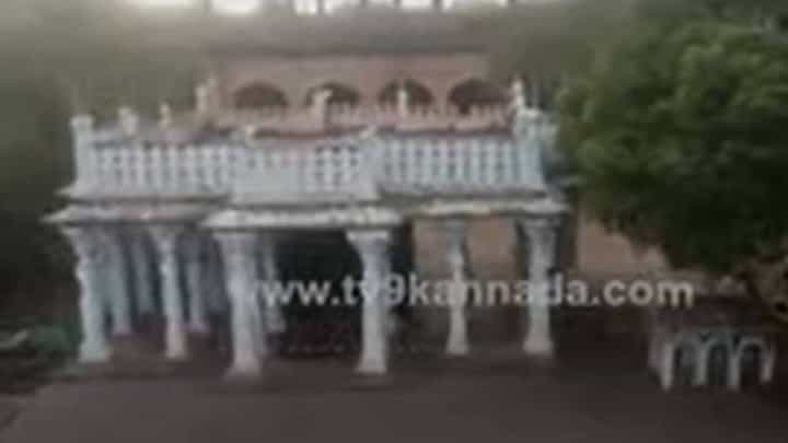 ಬಸವಕಲ್ಯಾಣದ ಪೀರ್ಪಾಶಾ ದರ್ಗಾನಲ್ಲಿ ಅನುಭವ ಮಂಟಪದ ಕುರುಹು ಕಾಣುತ್ತಿವೆ ಎನ್ನುತ್ತಾರೆ ಲಿಂಗಾಯತ ಸಮುದಾಯದವರು ಬಸವಕಲ್ಯಾಣದ ಪೀರ್ಪಾಶಾ ದರ್ಗಾನಲ್ಲಿ ಅನುಭವ ಮಂಟಪದ ಕುರುಹು ಕಾಣುತ್ತಿವೆ ಎನ್ನುತ್ತಾರೆ ಲಿಂಗಾಯತ ಸಮುದಾಯದವರು