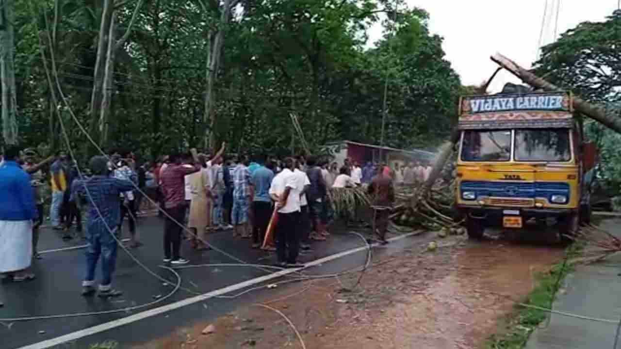 ಬೆಂಗಳೂರಿನಲ್ಲಿ ಮನೆಗಳಿಗೆ ನುಗ್ಗಿದ ರಾಜಕಾಲುವೆ ನೀರು: ಸಣ್ಣ ಮಳೆಗೂ ಜನಜೀವನ ಅಸ್ತವ್ಯಸ್ತ