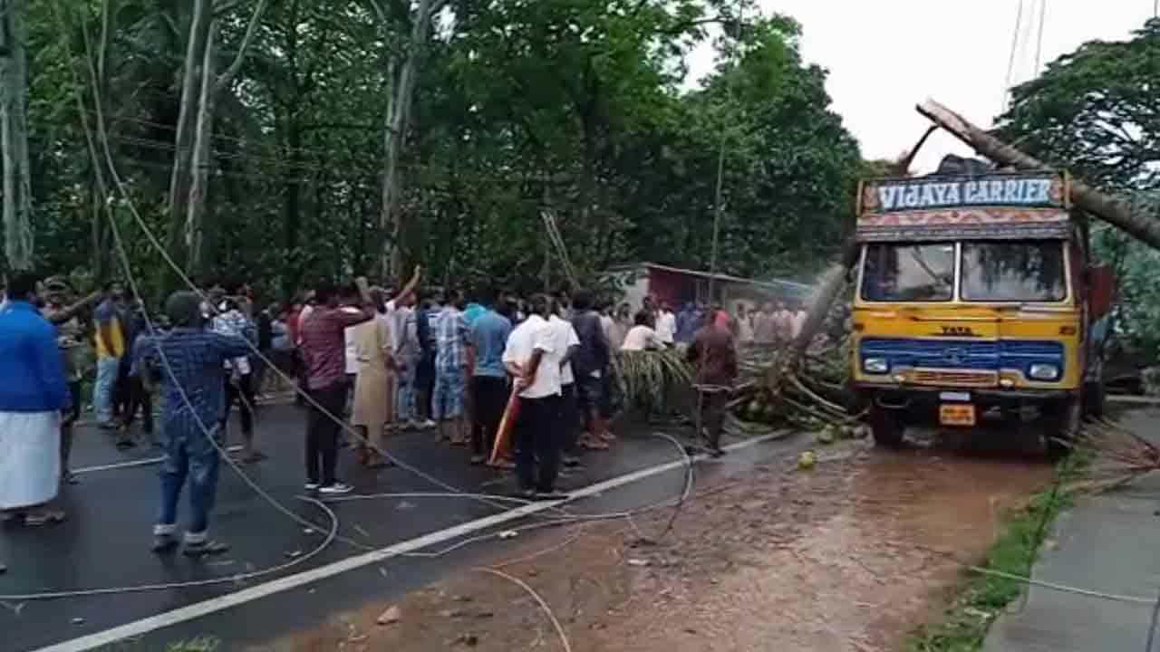 ಬೆಂಗಳೂರಿನಲ್ಲಿ ಮನೆಗಳಿಗೆ ನುಗ್ಗಿದ ರಾಜಕಾಲುವೆ ನೀರು: ಸಣ್ಣ ಮಳೆಗೂ ಜನಜೀವನ ಅಸ್ತವ್ಯಸ್ತ ಬೆಂಗಳೂರಿನಲ್ಲಿ ಮನೆಗಳಿಗೆ ನುಗ್ಗಿದ ರಾಜಕಾಲುವೆ ನೀರು: ಸಣ್ಣ ಮಳೆಗೂ ಜನಜೀವನ ಅಸ್ತವ್ಯಸ್ತ