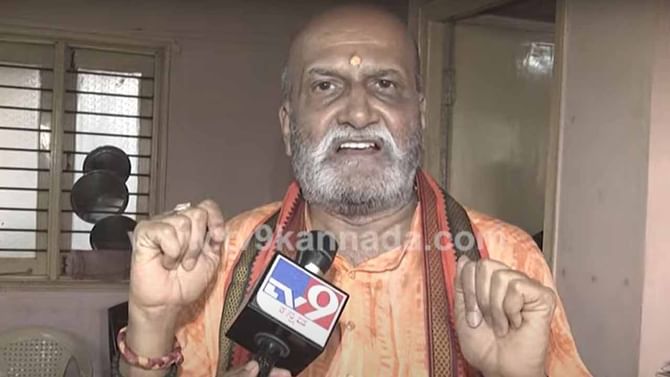 ಚಕ್ರವರ್ತಿ ಸೂಲಿಬೆಲೆ ಪಾಠವನ್ನು ಪಠ್ಯದಲ್ಲಿ ಸೇರಿಸಿದರೆ ತಪ್ಪೇನು, ಅವರೇನು ಭಯೋತ್ಪಾದಕರೇ? ಪ್ರಮೋದ್ ಮುತಾಲಿಕ್