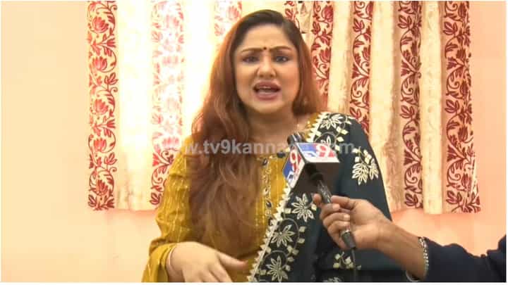 ‘ನಮ್ಮ ಬಾಡಿ ಬಗ್ಗೆಯೂ ಕಮೆಂಟ್ ಮಾಡ್ತಾರೆ, ಅದಕ್ಕೆ ತಲೆ ಕೆಡಿಸಿಕೊಳ್ಳಬಾರದು’: ಪ್ರಿಯಾಂಕಾ ಉಪೇಂದ್ರ ‘ನಮ್ಮ ಬಾಡಿ ಬಗ್ಗೆಯೂ ಕಮೆಂಟ್ ಮಾಡ್ತಾರೆ, ಅದಕ್ಕೆ ತಲೆ ಕೆಡಿಸಿಕೊಳ್ಳಬಾರದು’: ಪ್ರಿಯಾಂಕಾ ಉಪೇಂದ್ರ