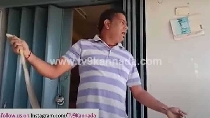 ದಾಂಡೇಲಿಯಲ್ಲಿ ಬ್ಯಾಂಕಿನೊಳಗೆ ಬಂದ ಹೊಸ ಗ್ರಾಹಕನನ್ನು ಕಂಡು ಸಿಬ್ಬಂದಿ ಮತ್ತು ಗ್ರಾಹಕರು ಹೊರಗೋಡಿದರು! ದಾಂಡೇಲಿಯಲ್ಲಿ ಬ್ಯಾಂಕಿನೊಳಗೆ ಬಂದ ಹೊಸ ಗ್ರಾಹಕನನ್ನು ಕಂಡು ಸಿಬ್ಬಂದಿ ಮತ್ತು ಗ್ರಾಹಕರು ಹೊರಗೋಡಿದರು!