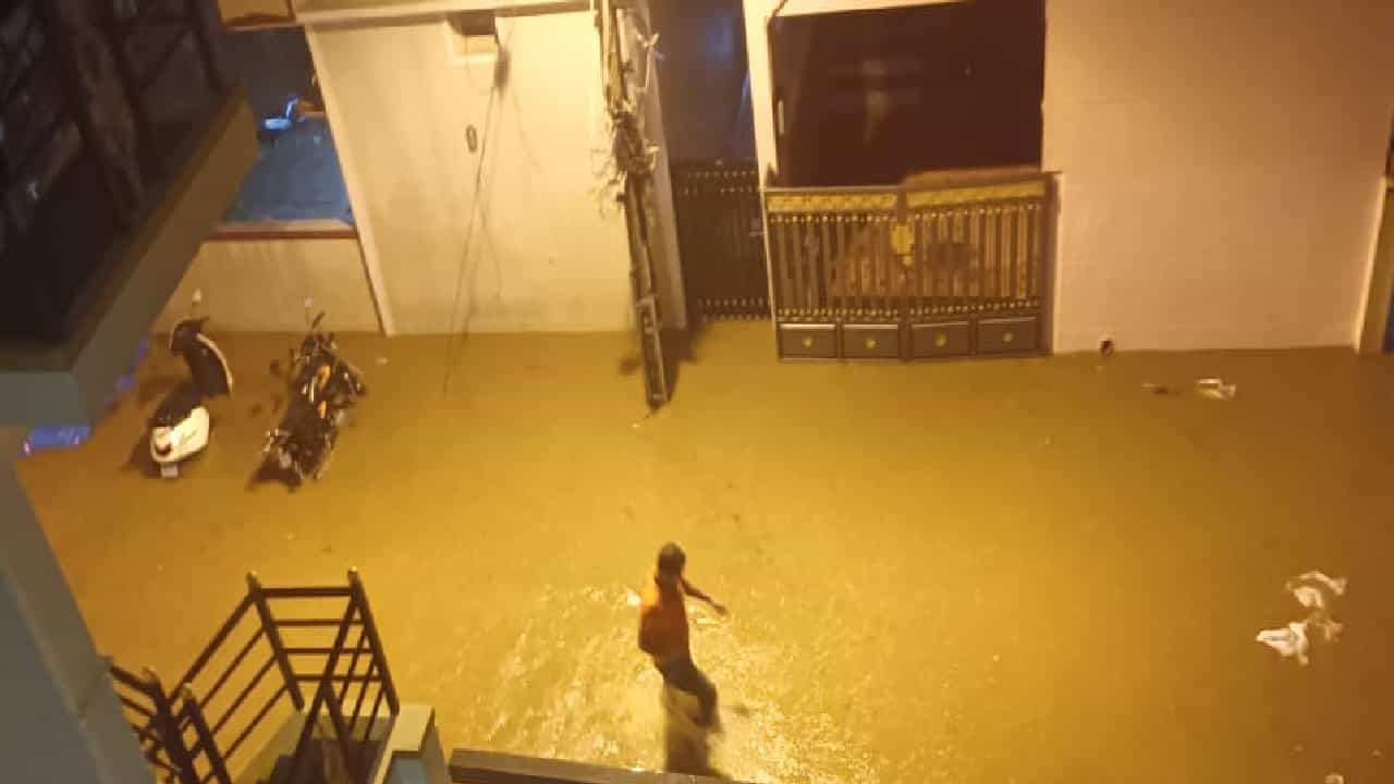 Bangalore Rain Havoc: ಕಂದಾಯ ಸಚಿವರ ಕ್ಷೇತ್ರದಲ್ಲಿ ಮಳೆ ಬಂದರೆ ಮನೆಗೆ ನೀರು ಬಂತು ಅಂತಲೇ ಲೆಕ್ಕ Bangalore Rain Havoc: ಕಂದಾಯ ಸಚಿವರ ಕ್ಷೇತ್ರದಲ್ಲಿ ಮಳೆ ಬಂದರೆ ಮನೆಗೆ ನೀರು ಬಂತು ಅಂತಲೇ ಲೆಕ್ಕ