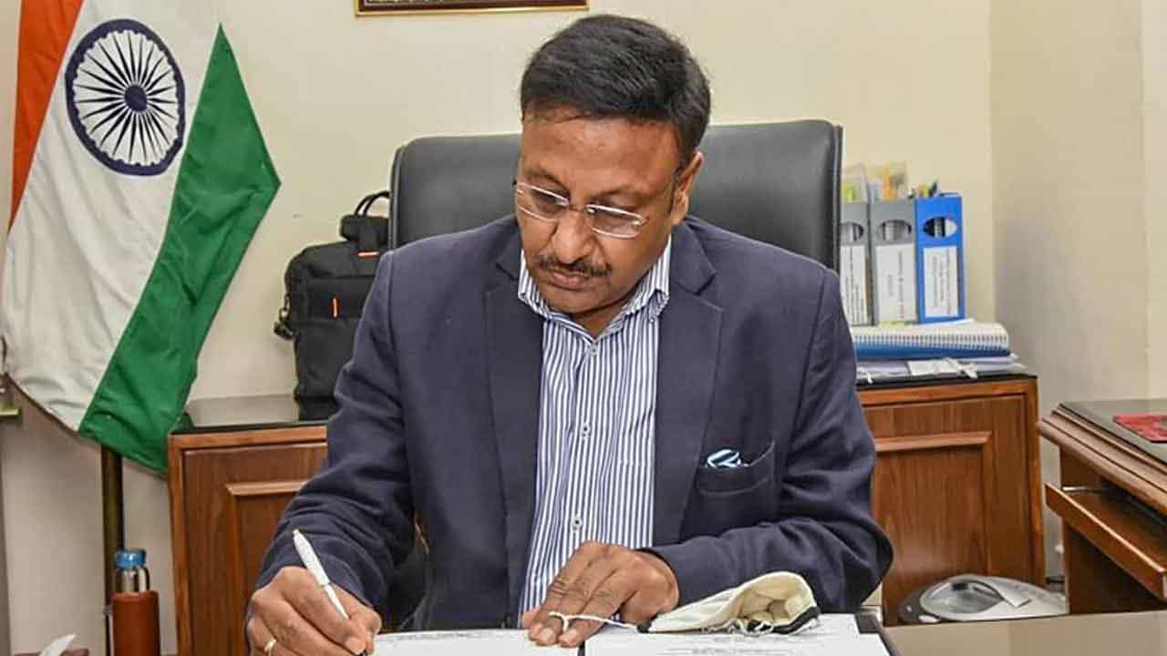 New Chief Election Commissioner ನೂತನ ಮುಖ್ಯ ಚುನಾವಣಾ ಆಯುಕ್ತರಾಗಿ ರಾಜೀವ್ ಕುಮಾರ್ ನೇಮಕ, ಭಾನುವಾರ ಅಧಿಕಾರ ಸ್ವೀಕಾರ New Chief Election Commissioner ನೂತನ ಮುಖ್ಯ ಚುನಾವಣಾ ಆಯುಕ್ತರಾಗಿ ರಾಜೀವ್ ಕುಮಾರ್ ನೇಮಕ, ಭಾನುವಾರ ಅಧಿಕಾರ ಸ್ವೀಕಾರ