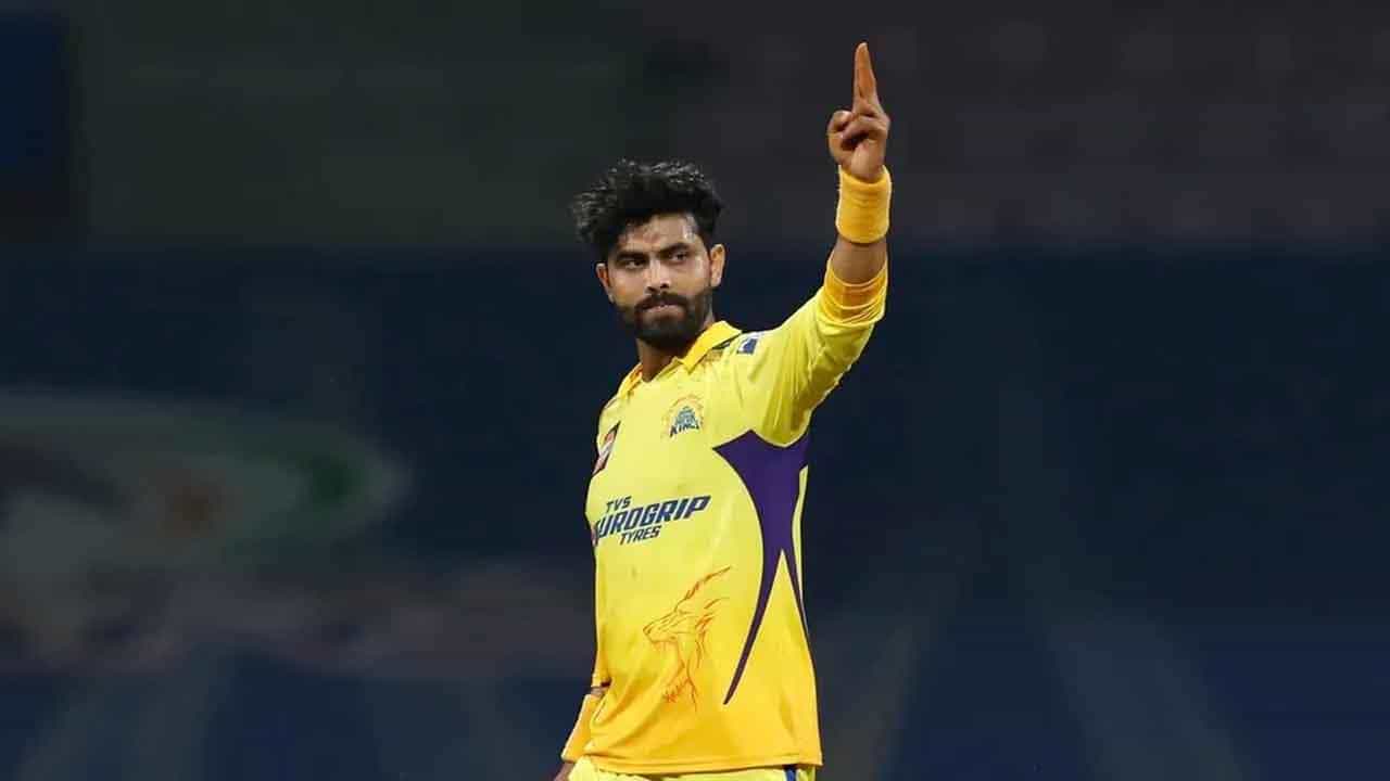 ರವೀಂದ್ರ ಜಡೇಜಾ 15ನೇ ಸೀಸನ್ನಿಂದ ಹೊರಬಿದ್ದಿದ್ದಾರೆ. ಪಕ್ಕೆಲುಬಿನ ಗಾಯದಿಂದಾಗಿ ಅವರು ಉಳಿದ ಪಂದ್ಯಗಳಿಗೆ ಗೈರಾಗಲಿದ್ದು, ಇತ್ತೀಚಿನ ವರದಿಗಳ ಪ್ರಕಾರ ಜಡೇಜಾ ಇಂಜುರಿಯಲ್ಲಿ ಯಾವುದೇ ಸುಧಾರಣೆ ಕಂಡುಬಂದಿಲ್ಲ ಎಂದು ಹೇಳಲಾಗುತ್ತಿದೆ. ಆದರೆ ಈಗ ಸಿಟ್ಟಿಗೆದ್ದ ಜಡೇಜಾ ಐಪಿಎಲ್ 2022 ರಿಂದ ಹೊರಬರಲು ನಿರ್ಧರಿಸಿದ್ದಾರೆ ಎಂಬ ಸುದ್ದಿ ಹೊರಬಿದ್ದಿದೆ.
