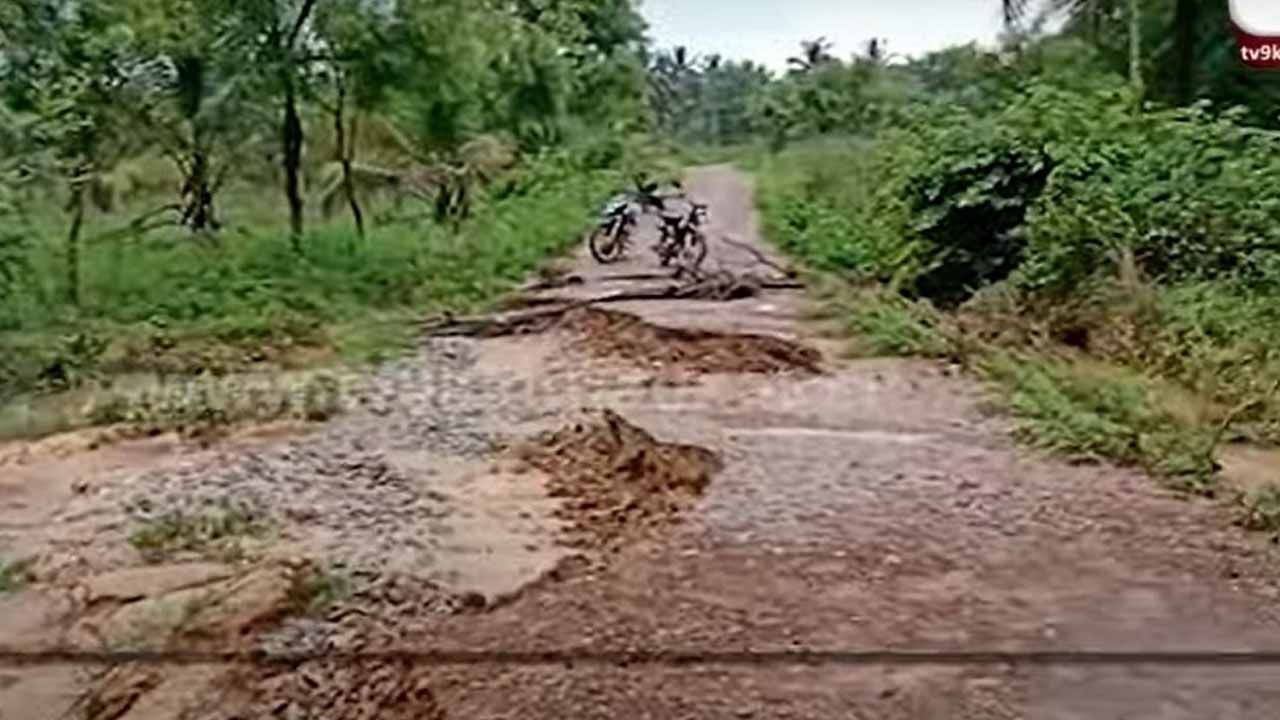 ಬುಧವಾರ ರಾತ್ರಿ ಸುರಿದ ಭಾರಿ ಮಳೆಗೆ ತುಮಕೂರಿನ ಕೆಂಚನಹಳ್ಳಿ-ಸಿ ಎಸ್ ಪುರ ನಡುವಿನ ರಸ್ತೆ ಕೊಚ್ಚಿಕೊಂಡು ಹೋಯಿತು!