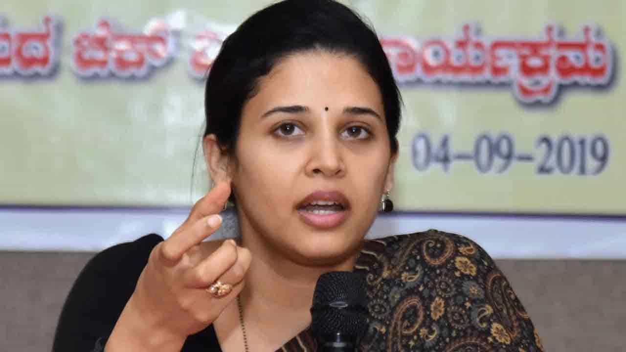Rohini Sindhuri: ರೋಹಿಣಿ ಸಿಂಧೂರಿ ವಿರುದ್ಧ ತನಿಖೆಗೆ ಕರ್ನಾಟಕ ಸರ್ಕಾರ ಆದೇಶ; ತನಿಖಾಧಿಕಾರಿ ನೇಮಕ Rohini Sindhuri: ರೋಹಿಣಿ ಸಿಂಧೂರಿ ವಿರುದ್ಧ ತನಿಖೆಗೆ ಕರ್ನಾಟಕ ಸರ್ಕಾರ ಆದೇಶ; ತನಿಖಾಧಿಕಾರಿ ನೇಮಕ