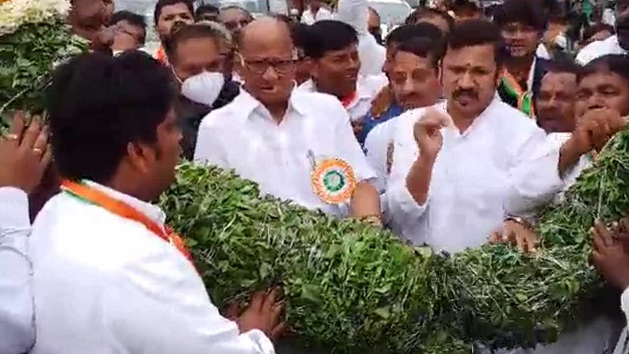 ಬೆಳಗಾವಿಯಲ್ಲಿ ಶೂ ಧರಿಸಿ ಕಿತ್ತೂರು ರಾಣಿ ಚನ್ನಮ್ಮಗೆ ಮಾಲಾರ್ಪಣೆ ಮಾಡಿದ ಎನ್ಸಿಪಿ ಕಾರ್ಯಕರ್ತ ಬೆಳಗಾವಿಯಲ್ಲಿ ಶೂ ಧರಿಸಿ ಕಿತ್ತೂರು ರಾಣಿ ಚನ್ನಮ್ಮಗೆ ಮಾಲಾರ್ಪಣೆ ಮಾಡಿದ ಎನ್ಸಿಪಿ ಕಾರ್ಯಕರ್ತ