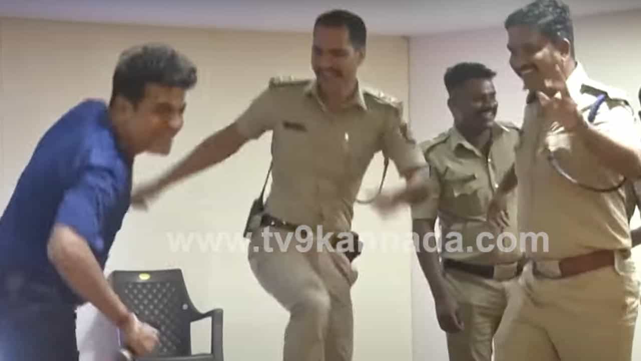 ಪೊಲೀಸರ ಜತೆ ಮಸ್ತ್ ಡ್ಯಾನ್ಸ್ ಮಾಡಿದ ಶಿವಣ್ಣ ಪೊಲೀಸರ ಜತೆ ಮಸ್ತ್ ಡ್ಯಾನ್ಸ್ ಮಾಡಿದ ಶಿವಣ್ಣ