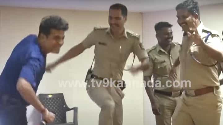 ಪೊಲೀಸರ ಜತೆ ಮಸ್ತ್ ಡ್ಯಾನ್ಸ್ ಮಾಡಿದ ಶಿವಣ್ಣ ಪೊಲೀಸರ ಜತೆ ಮಸ್ತ್ ಡ್ಯಾನ್ಸ್ ಮಾಡಿದ ಶಿವಣ್ಣ