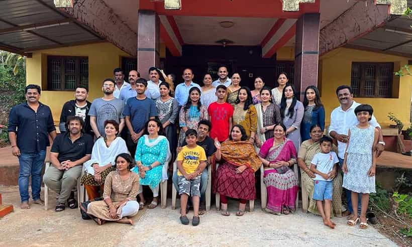 ಪತ್ನಿಯ ಅಜ್ಜಿ ಮನೆಯಲ್ಲಿ ಶಿವಣ್ಣ; ಶಿರಸಿಯ ಹತ್ತಿರ ಮಳಲ್ಗಾಂವ್ನಲ್ಲಿ ಫ್ಯಾಮಿಲಿ ಫೋಟೋ