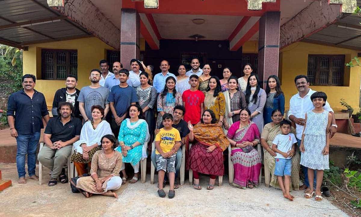 ಪತ್ನಿಯ ಅಜ್ಜಿ ಮನೆಯಲ್ಲಿ ಶಿವಣ್ಣ; ಶಿರಸಿಯ ಹತ್ತಿರ ಮಳಲ್ಗಾಂವ್ನಲ್ಲಿ ಫ್ಯಾಮಿಲಿ ಫೋಟೋ ಪತ್ನಿಯ ಅಜ್ಜಿ ಮನೆಯಲ್ಲಿ ಶಿವಣ್ಣ; ಶಿರಸಿಯ ಹತ್ತಿರ ಮಳಲ್ಗಾಂವ್ನಲ್ಲಿ ಫ್ಯಾಮಿಲಿ ಫೋಟೋ
