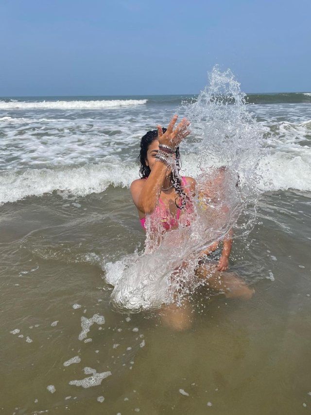 Shriya Saran Beach Pic 3