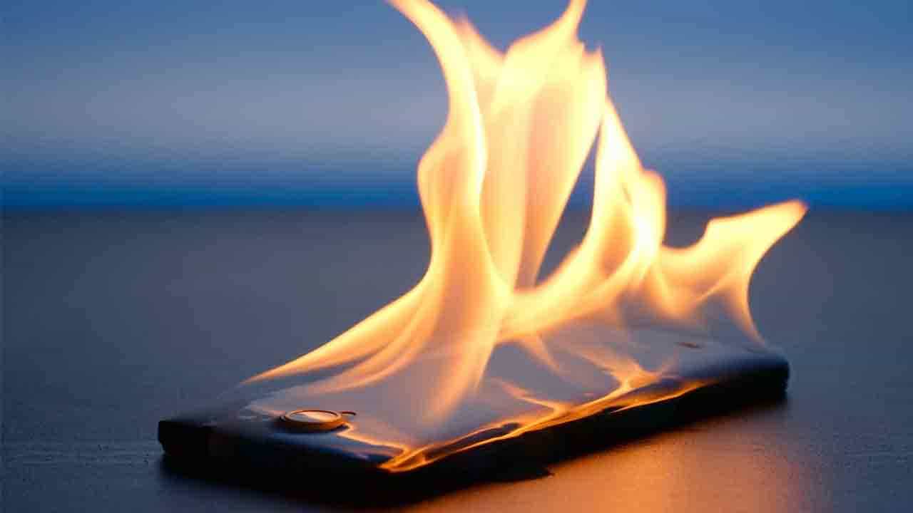 Smartphone Tips: ನಿಮ್ಮ ಸ್ಮಾರ್ಟ್ಫೋನ್ಗಳನ್ನು ತಪ್ಪಿಯೂ ಈ ರೀತಿ ಮಾಡಬೇಡಿ: ಬ್ಲಾಸ್ಟ್ ಆದೀತು Smartphone Tips: ನಿಮ್ಮ ಸ್ಮಾರ್ಟ್ಫೋನ್ಗಳನ್ನು ತಪ್ಪಿಯೂ ಈ ರೀತಿ ಮಾಡಬೇಡಿ: ಬ್ಲಾಸ್ಟ್ ಆದೀತು