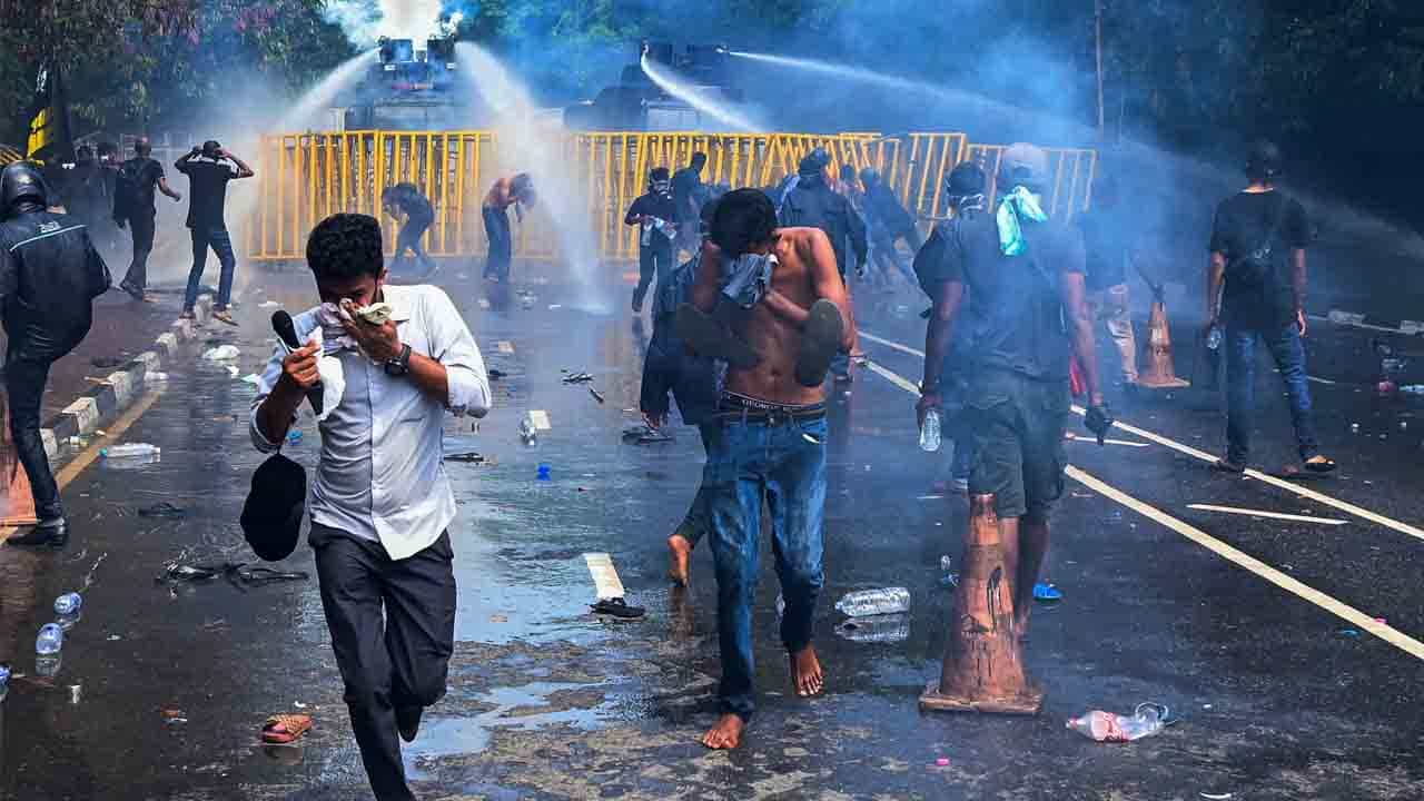 Sri Lanka: ಆರ್ಥಿಕ ಬಿಕ್ಕಟ್ಟು: ಶ್ರೀಲಂಕಾದಲ್ಲಿ 5 ವಾರಗಳಲ್ಲಿ ಎರಡನೇ ಬಾರಿಗೆ ತುರ್ತು ಪರಿಸ್ಥಿತಿ ಜಾರಿ Sri Lanka: ಆರ್ಥಿಕ ಬಿಕ್ಕಟ್ಟು: ಶ್ರೀಲಂಕಾದಲ್ಲಿ 5 ವಾರಗಳಲ್ಲಿ ಎರಡನೇ ಬಾರಿಗೆ ತುರ್ತು ಪರಿಸ್ಥಿತಿ ಜಾರಿ