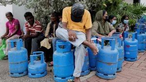 Sri Lanka Economic Crisis: ಅಡುಗೆ ಅನಿಲ​ ವಿತರಣೆ ಸ್ಥಗಿತ; ರೊಚ್ಚಿಗೆದ್ದ ಜನರ ನಿಯಂತ್ರಣಕ್ಕೆ ಸೇನೆ ನಿಯೋಜನೆ