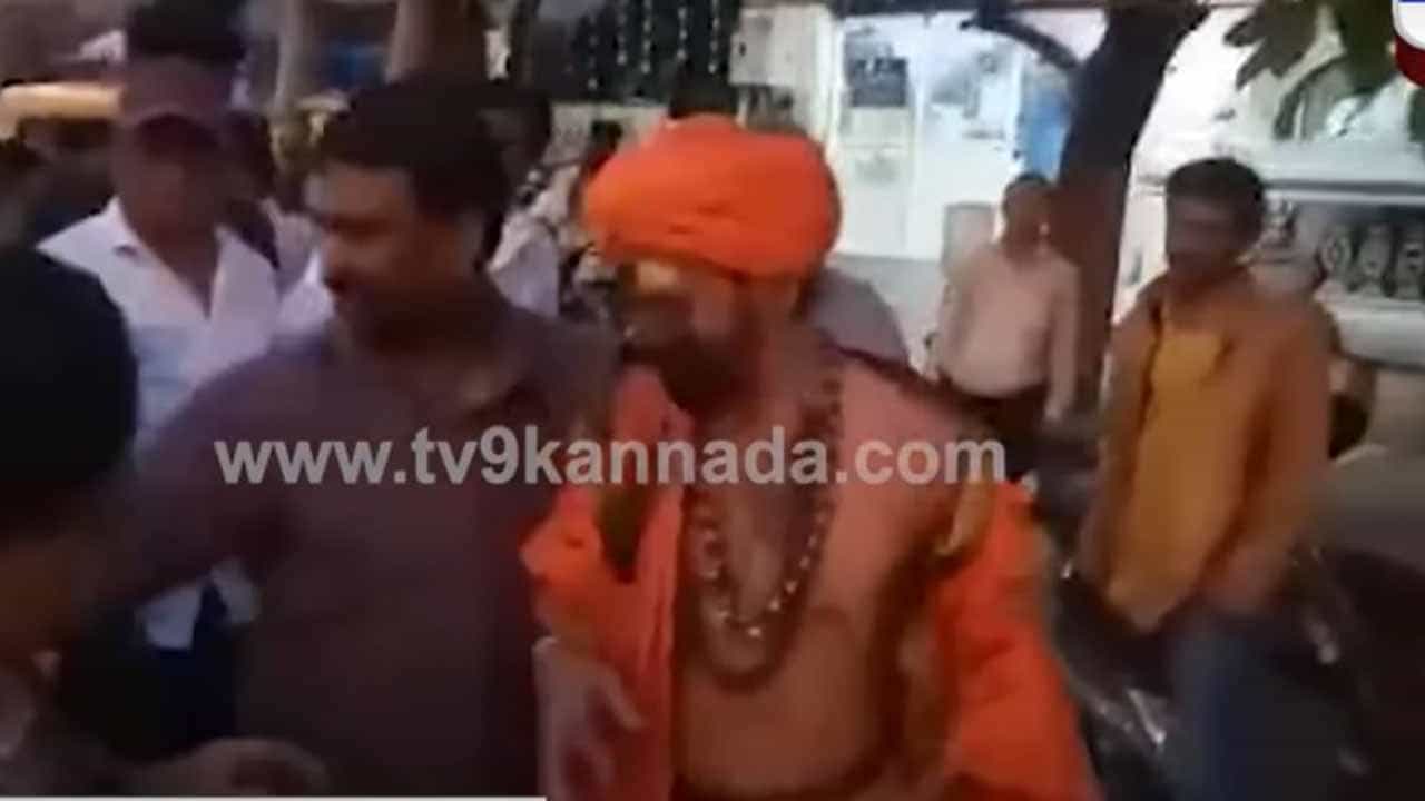 ಕುವೆಂಪು ಹಾಗೂ ಕೆಂಪೇಗೌಡರನ್ನು ಹೀಯಾಳಿಸಿದ ರಿಷಿಕುಮಾರ ಸ್ವಾಮಿ ಮುಖಕ್ಕೆ ಮಸಿ ಬಳಿದರು ಕರವೇ ಕಾರ್ಯಕರ್ತರು ಕುವೆಂಪು ಹಾಗೂ ಕೆಂಪೇಗೌಡರನ್ನು ಹೀಯಾಳಿಸಿದ ರಿಷಿಕುಮಾರ ಸ್ವಾಮಿ ಮುಖಕ್ಕೆ ಮಸಿ ಬಳಿದರು ಕರವೇ ಕಾರ್ಯಕರ್ತರು