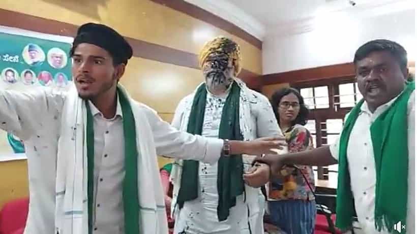 Rakesh Tikait: ರಾಕೇಶ್ ಟಿಕಾಯತ್, ಯುದ್ಧ್ವೀರ್ ಸಿಂಗ್ ಮೇಲೆ ಹಲ್ಲೆ ನಡೆಸಿ, ಮಸಿ ಬಳಿದ ವ್ಯಕ್ತಿಗೆ ಥಳಿತ