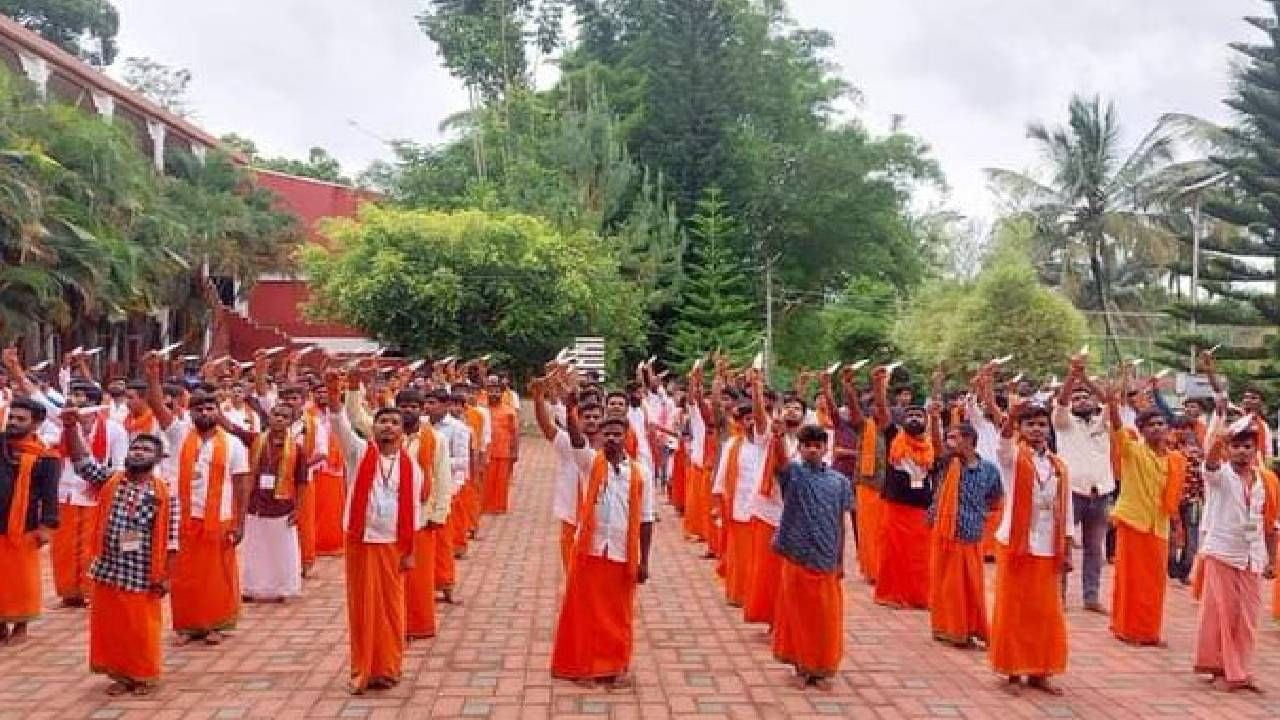 ಖಾಸಗಿ ಶಾಲೆಯಲ್ಲಿ ಭಜರಂಗದಳ ಕಾರ್ಯಕರ್ತರಿಗೆ ತ್ರಿಶೂಲ ದೀಕ್ಷೆ; ಎಸ್​ಡಿಪಿಐ ವಿರೋಧ