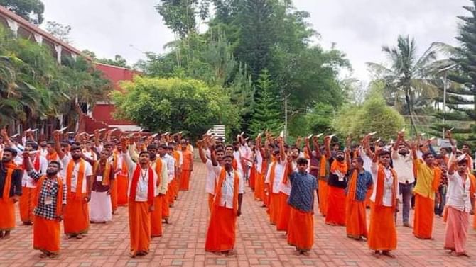 ಖಾಸಗಿ ಶಾಲೆಯಲ್ಲಿ ಭಜರಂಗದಳ ಕಾರ್ಯಕರ್ತರಿಗೆ ತ್ರಿಶೂಲ ದೀಕ್ಷೆ; ಎಸ್ಡಿಪಿಐ ವಿರೋಧ ಖಾಸಗಿ ಶಾಲೆಯಲ್ಲಿ ಭಜರಂಗದಳ ಕಾರ್ಯಕರ್ತರಿಗೆ ತ್ರಿಶೂಲ ದೀಕ್ಷೆ; ಎಸ್ಡಿಪಿಐ ವಿರೋಧ
