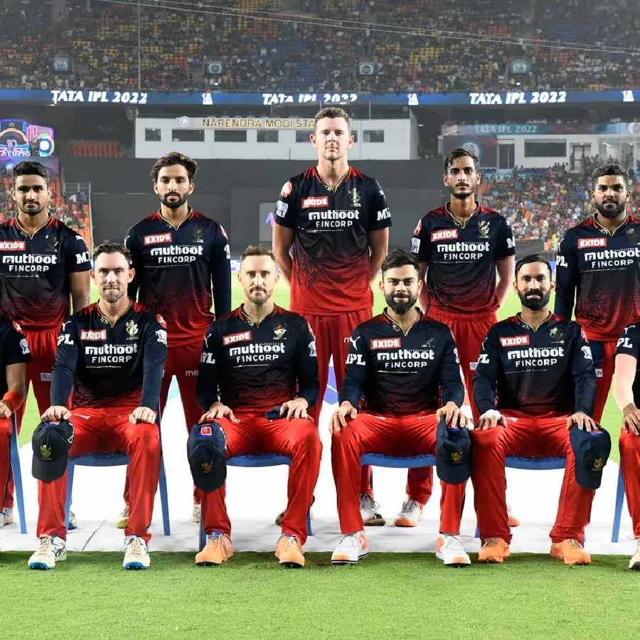  ಈ ಬಾರಿಯ ಐಪಿಎಲ್​ನಲ್ಲಿ RCB ತಂಡವು ಒಟ್ಟು 16 ಪಂದ್ಯಗಳನ್ನು ಆಡಿದೆ. ಆದರೆ ಕೆಲ ಆಟಗಾರರಿಗೆ ಕಣಕ್ಕಿಳಿಯುವ ಅವಕಾಶ  ಸಿಕ್ಕಿರಲಿಲ್ಲ. ಅಂದರೆ ಈ ಸಲ ಆರ್​ಸಿಬಿ ತಂಡದಲ್ಲಿ ಒಟ್ಟು 22 ಆಟಗಾರರಿದ್ದರು. ಅವರಲ್ಲಿ 17 ಆಟಗಾರರು ಮಾತ್ರ ಪ್ಲೇಯಿಂಗ್ ಇಲೆವೆನ್​ನ ಭಾಗವಾಗಿದ್ದರು.